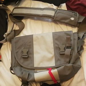 Small gray & tan Timbuk2 messenger pack